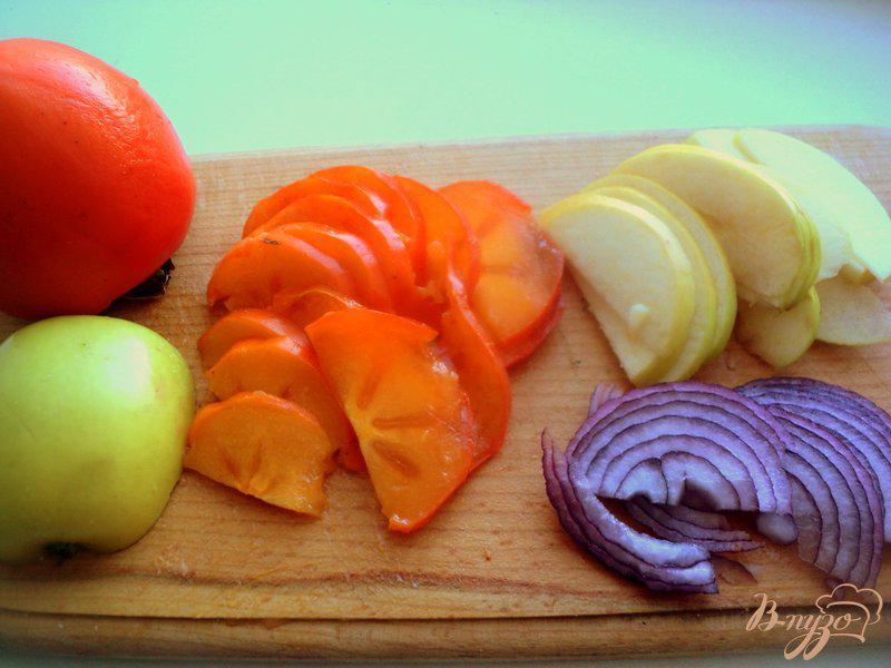 Фото приготовление рецепта: Салат с хурмой и яблоками шаг №2