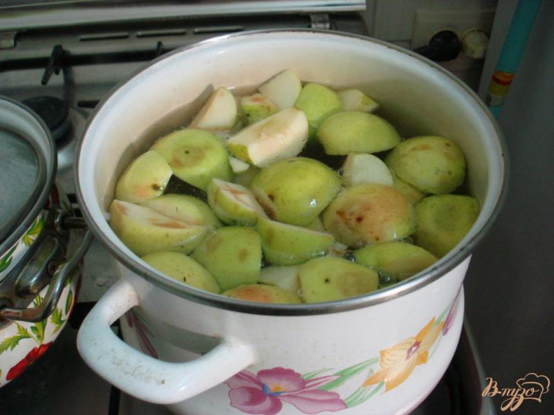 Фото приготовление рецепта: Компот из яблок и вишни шаг №3