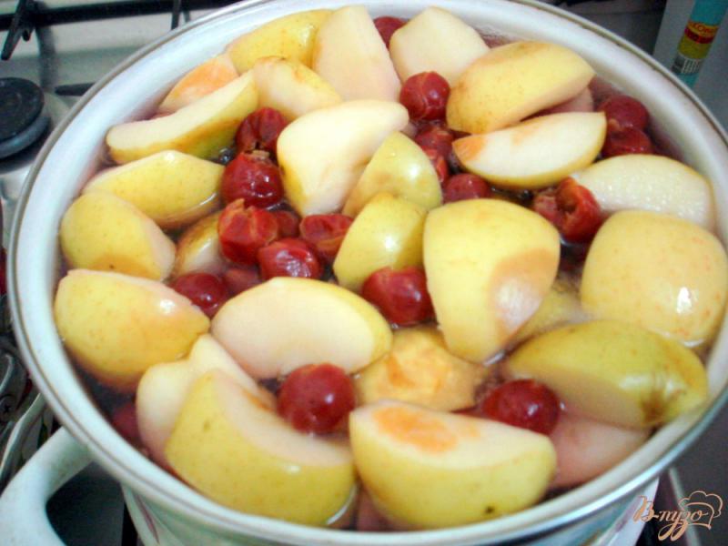 Фото приготовление рецепта: Компот из яблок и вишни шаг №4