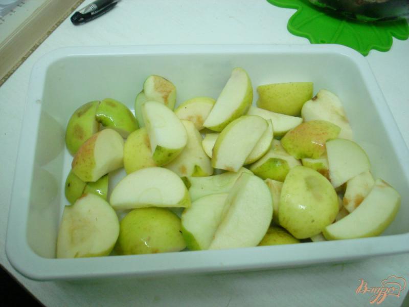 Фото приготовление рецепта: Компот из яблок и вишни шаг №1
