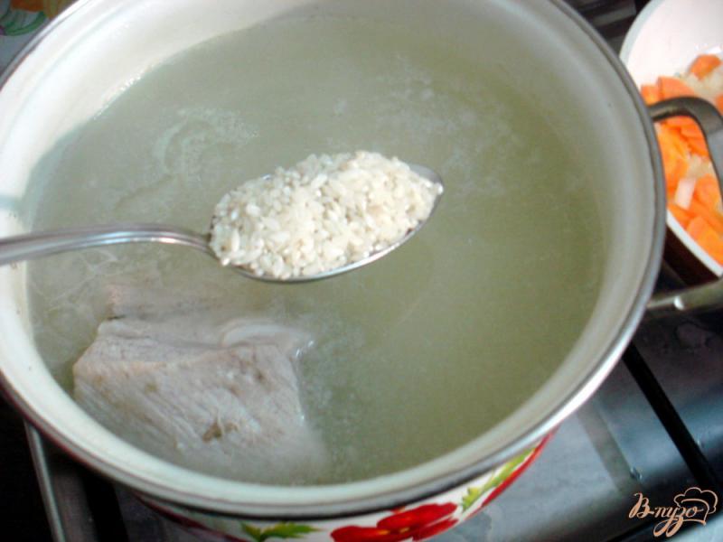 Фото приготовление рецепта: Щавелевый суп на свиных рёбрышках с рисом шаг №5