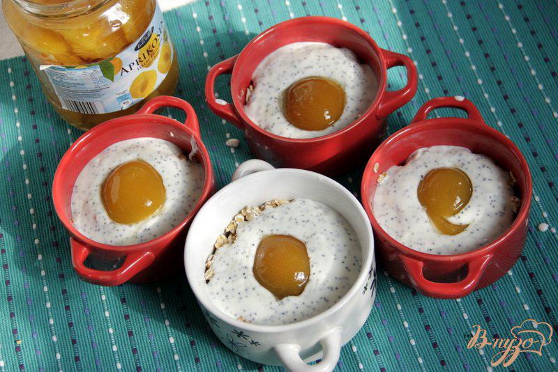 Фото приготовление рецепта: Горячие мини-запеканки с геркулесом, творогом, маком и абрикосами шаг №6