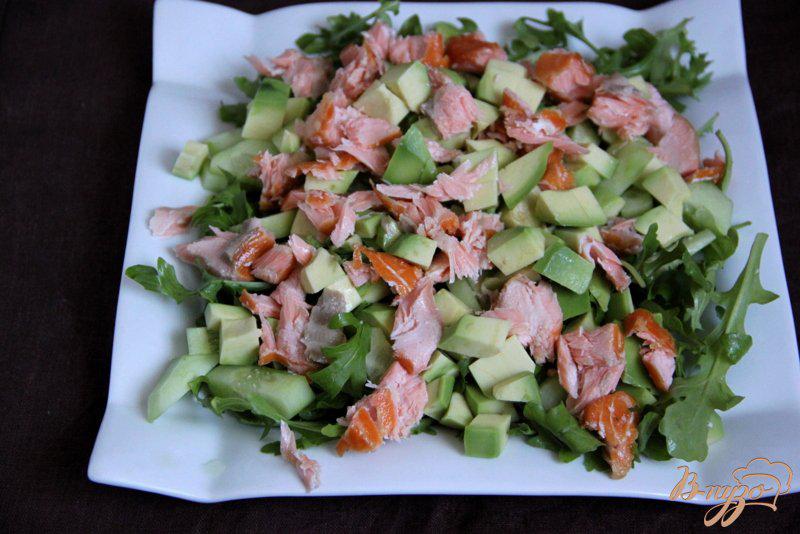 Фото приготовление рецепта: Салат  с рукколой, авокадо, красной рыбы шаг №2