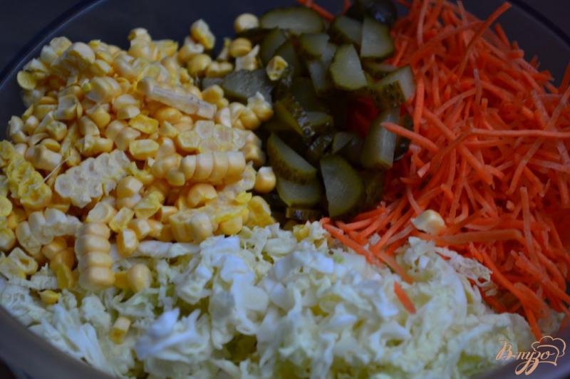 Фото приготовление рецепта: Капустный салат с маринованным огурчиком шаг №4