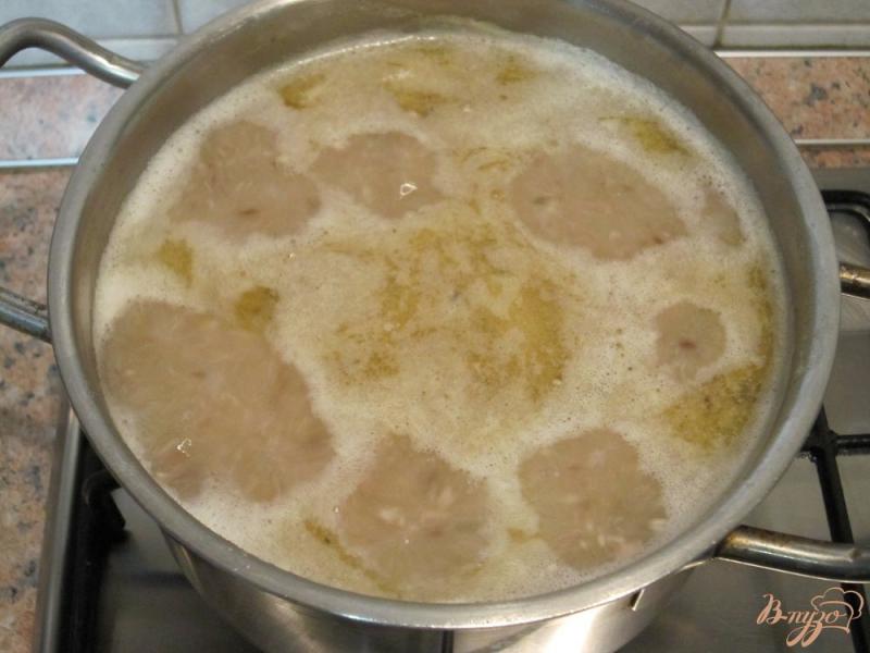 Фото приготовление рецепта: Быстрый рыбный суп с вермишелью шаг №5