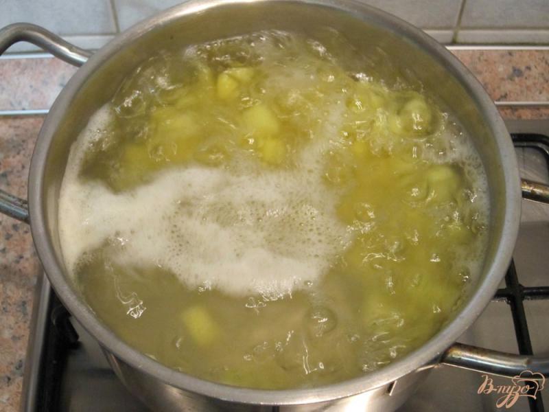 Фото приготовление рецепта: Быстрый рыбный суп с вермишелью шаг №3