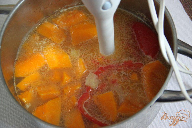 Фото приготовление рецепта: Суп-пюре с тыквой и овощами, с рисом шаг №5