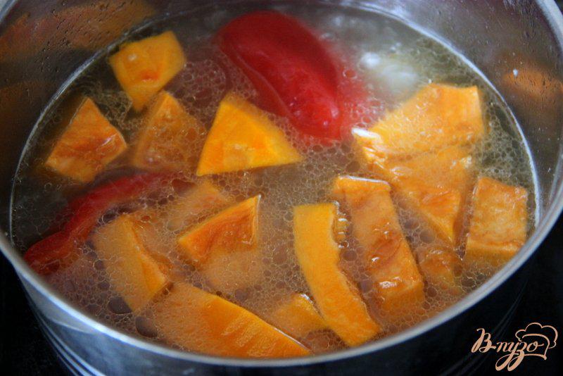 Фото приготовление рецепта: Суп-пюре с тыквой и овощами, с рисом шаг №4