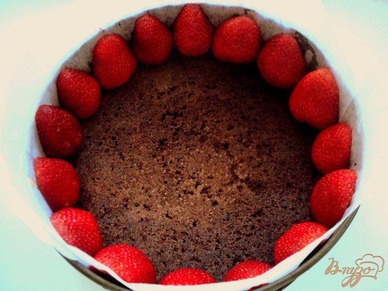 Фото приготовление рецепта: Торт «Клубника в шоколаде» шаг №5