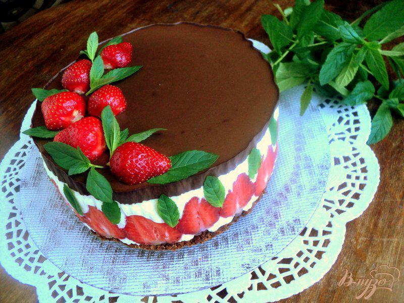 Фото приготовление рецепта: Торт «Клубника в шоколаде» шаг №10