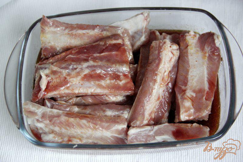 Фото приготовление рецепта: Свиные рёбрышки в вишнёвом маринаде шаг №3