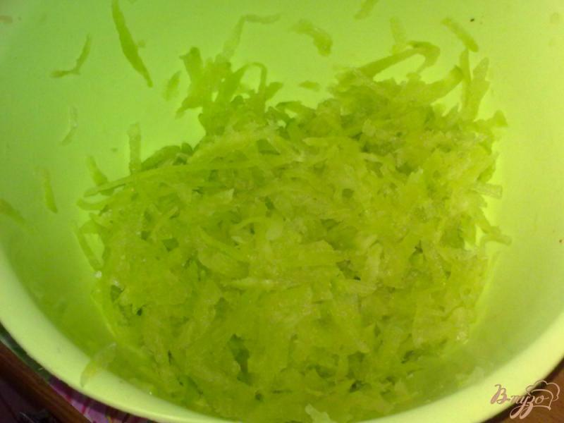 Фото приготовление рецепта: Салат из зеленой редьки шаг №1
