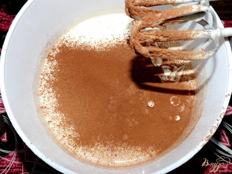 Фото приготовление рецепта: Шоколадные пироженые со сливочно-ванильным кремом шаг №4