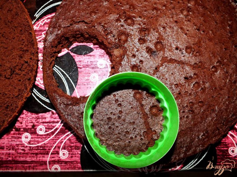 Фото приготовление рецепта: Шоколадные пироженые со сливочно-ванильным кремом шаг №7