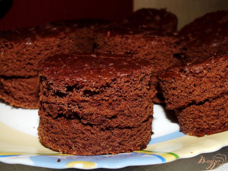Фото приготовление рецепта: Шоколадные пироженые со сливочно-ванильным кремом шаг №8