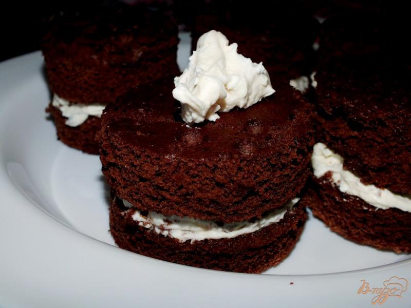 Фото приготовление рецепта: Шоколадные пироженые со сливочно-ванильным кремом шаг №12