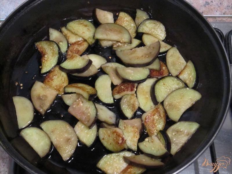 Фото приготовление рецепта: Жареный картофель с баклажанами шаг №3