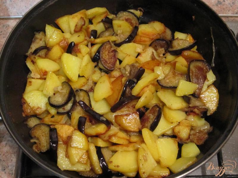 Фото приготовление рецепта: Жареный картофель с баклажанами шаг №8