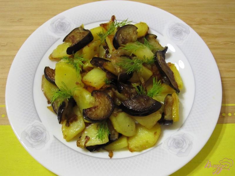 Фото приготовление рецепта: Жареный картофель с баклажанами шаг №9