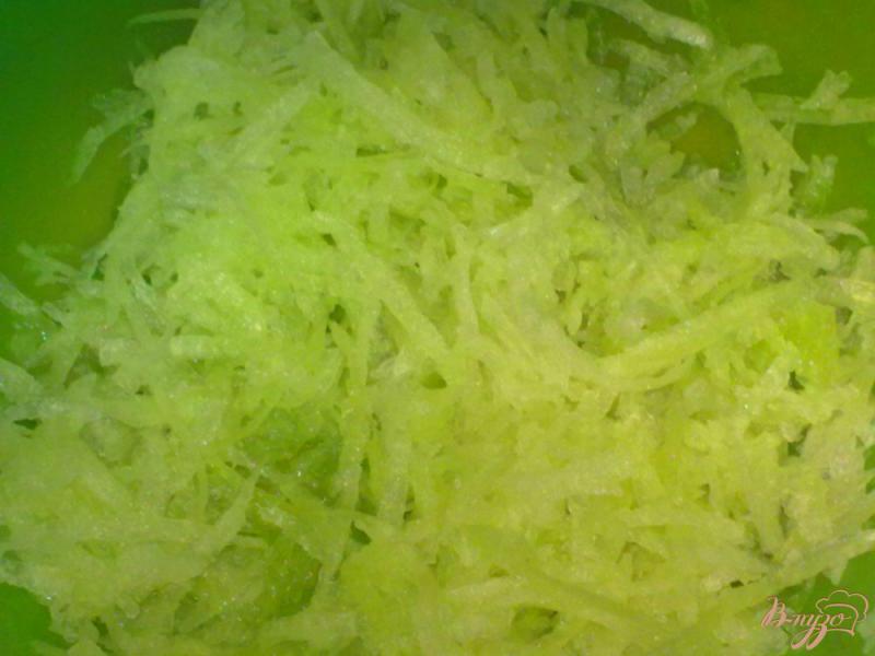 Фото приготовление рецепта: Салат из зеленой редьки шаг №1