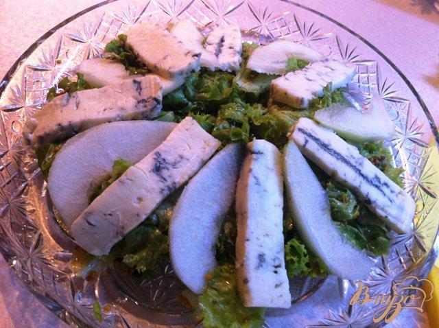 Фото приготовление рецепта: Салат из сыра с плесенью и груши шаг №8
