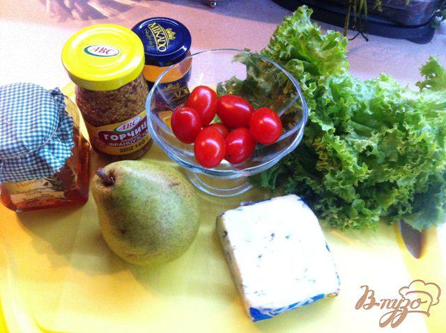 Фото приготовление рецепта: Салат из сыра с плесенью и груши шаг №1