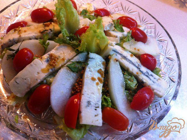 Фото приготовление рецепта: Салат из сыра с плесенью и груши шаг №9