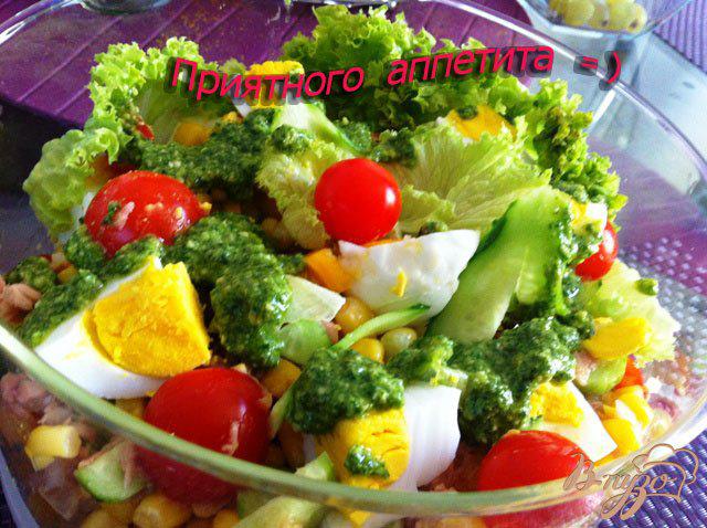Фото приготовление рецепта: Салат с тунцом и овощами шаг №9