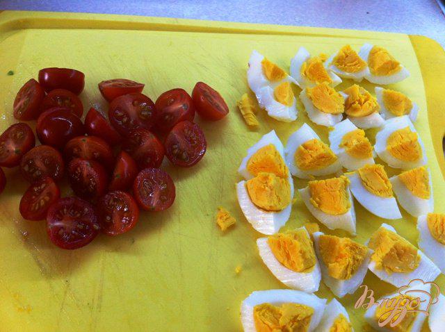Фото приготовление рецепта: Салат с тунцом и овощами шаг №7