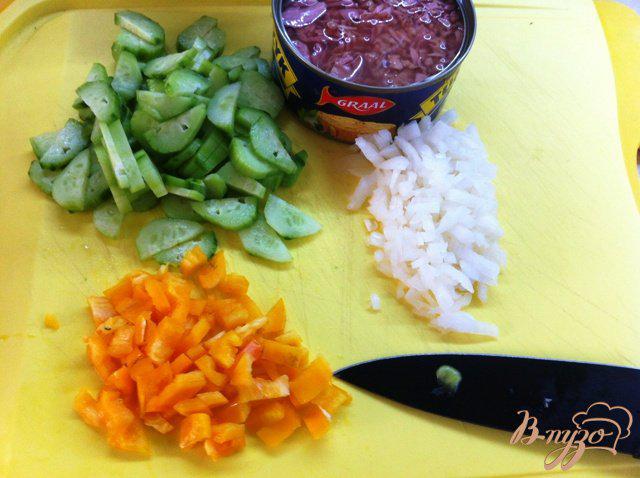 Фото приготовление рецепта: Салат с тунцом и овощами шаг №2