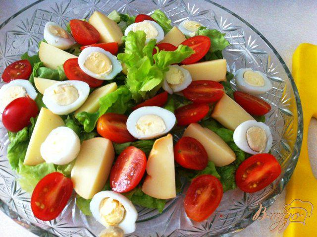 Фото приготовление рецепта: Салат из перепелиных яиц и копченого сыра Провалетта шаг №7