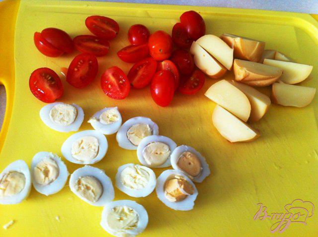 Фото приготовление рецепта: Салат из перепелиных яиц и копченого сыра Провалетта шаг №5
