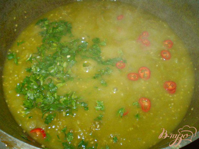 Фото приготовление рецепта: Тушенные зеленые помидоры с луком шаг №7