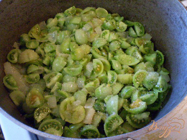 Фото приготовление рецепта: Тушенные зеленые помидоры с луком шаг №5