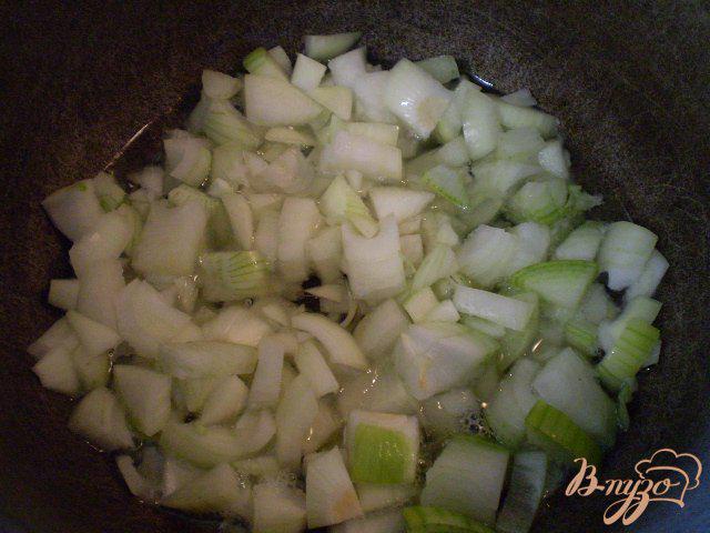 Фото приготовление рецепта: Тушенные зеленые помидоры с луком шаг №3