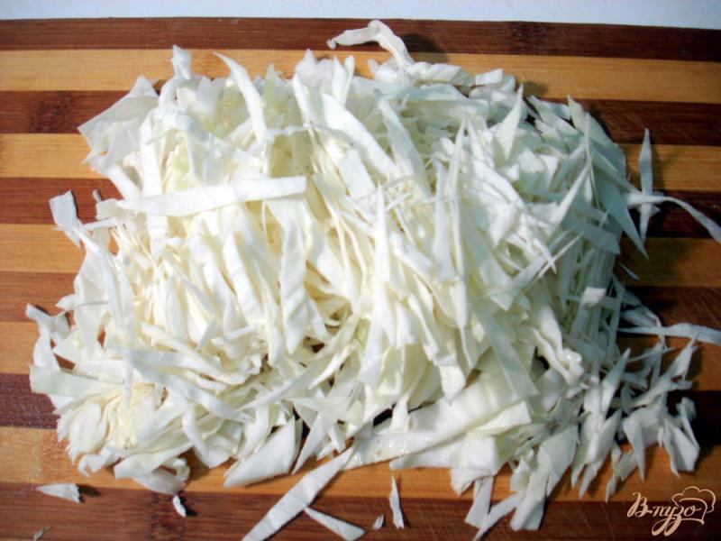 Фото приготовление рецепта: Суп с фрикадельками, грибами и капустой шаг №4