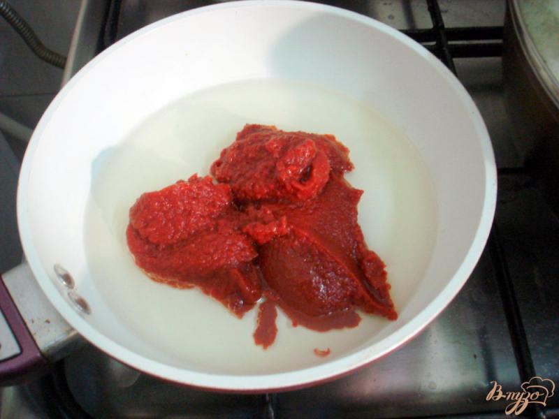Фото приготовление рецепта: Капуста тушёная со свининой в соусе шаг №5