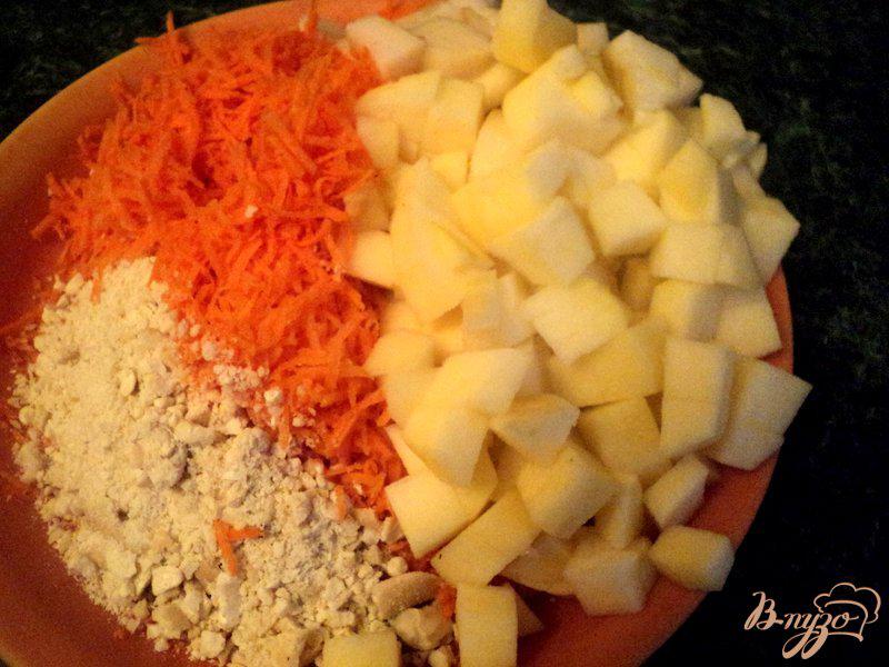Фото приготовление рецепта: Морковный пряный пирог с фруктами шаг №2