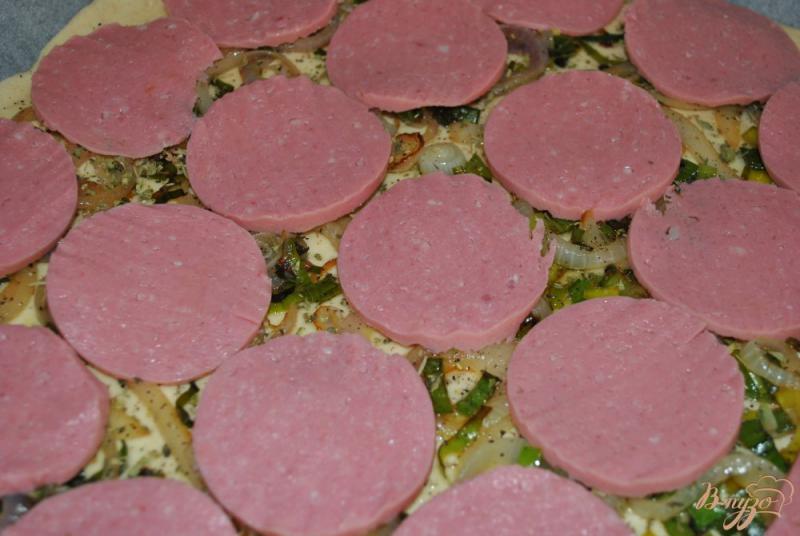 Фото приготовление рецепта: Пицца с луком и колбасой шаг №6