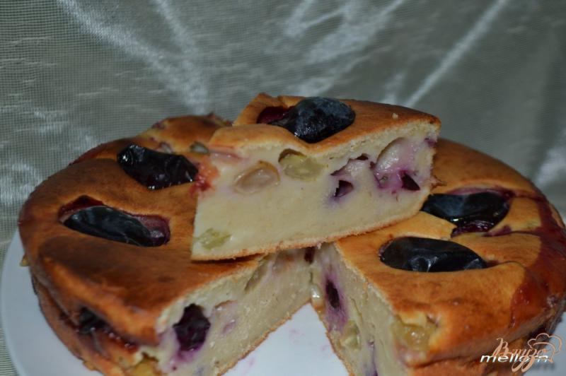 Фото приготовление рецепта: Пирог с овсяными хлопьями на ряженке с виноградом и сливами шаг №6