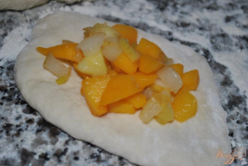 Фото приготовление рецепта: Пироги с фруктами шаг №6