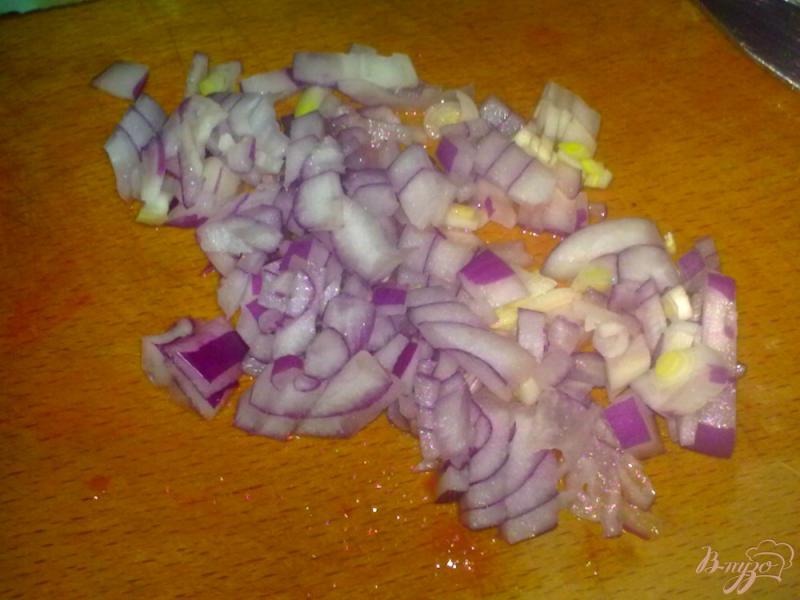 Фото приготовление рецепта: Салат из помидор с орехами шаг №3