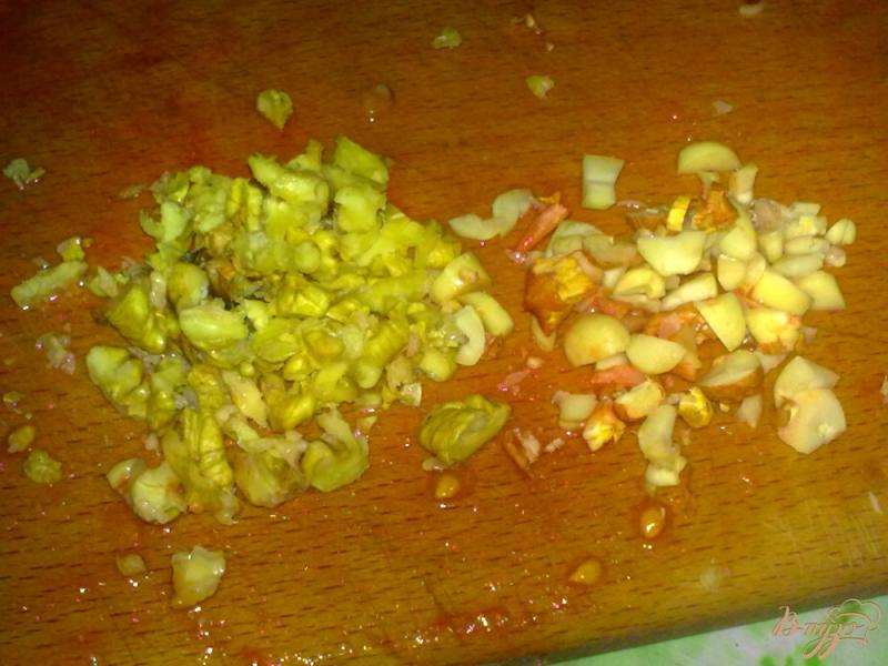 Фото приготовление рецепта: Салат из помидор с орехами шаг №4