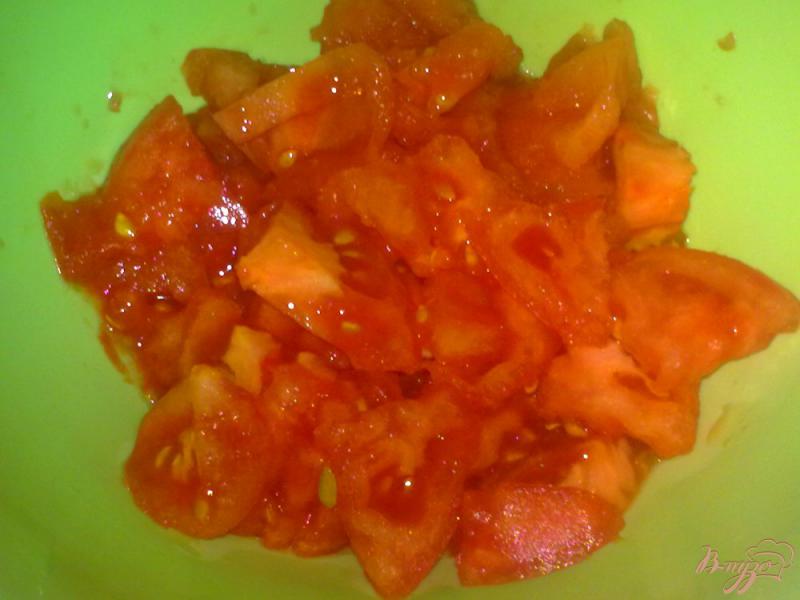 Фото приготовление рецепта: Салат из помидор с орехами шаг №2