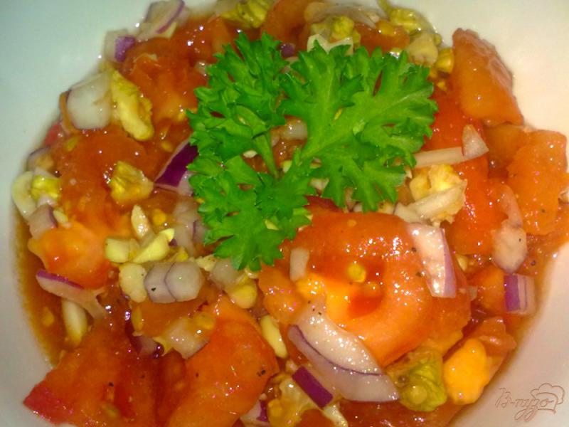 Фото приготовление рецепта: Салат из помидор с орехами шаг №6