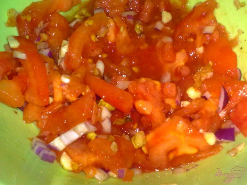 Фото приготовление рецепта: Салат из помидор с орехами шаг №5