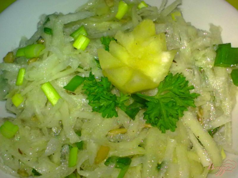 Фото приготовление рецепта: Салат из кольраби с семечками шаг №5