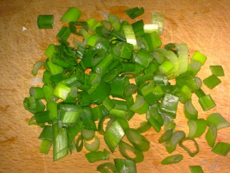Фото приготовление рецепта: Салат из кольраби с семечками шаг №2