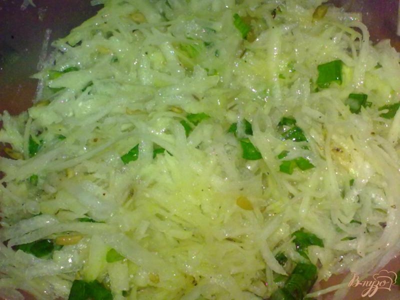 Фото приготовление рецепта: Салат из кольраби с семечками шаг №4