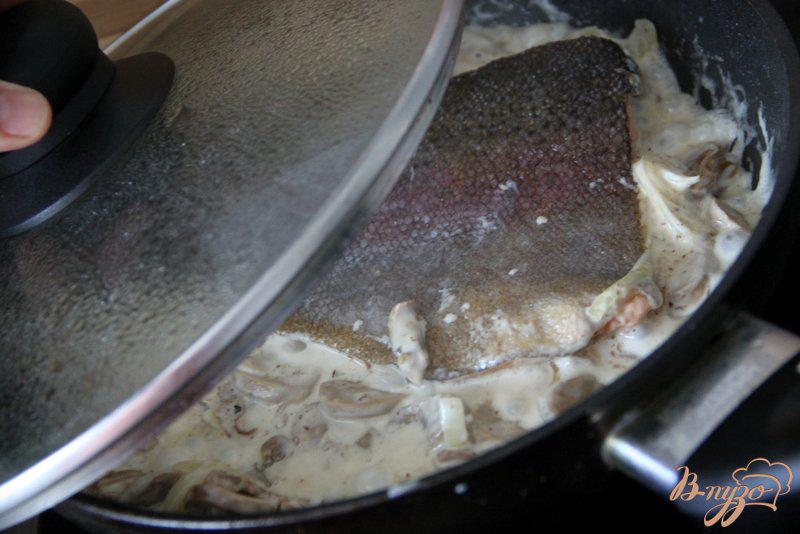 Фото приготовление рецепта: Лосось с грибами в сливочно-творожном соусе шаг №5